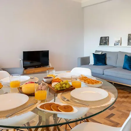 Light-filled Cedofeita By Hostwise