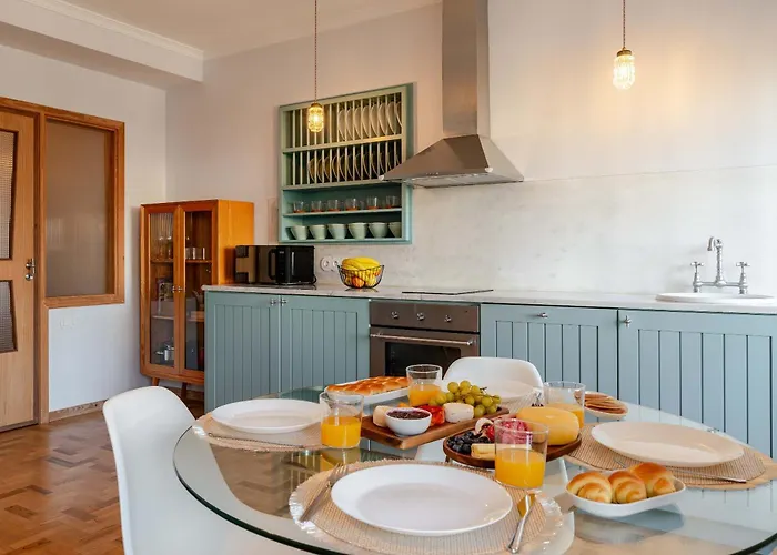 Light-filled Cedofeita By Hostwise