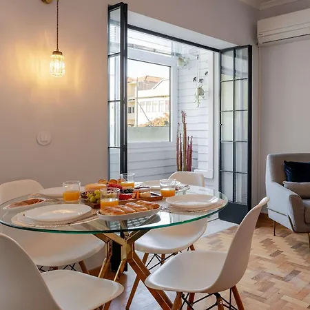 Light-filled Cedofeita By Hostwise *