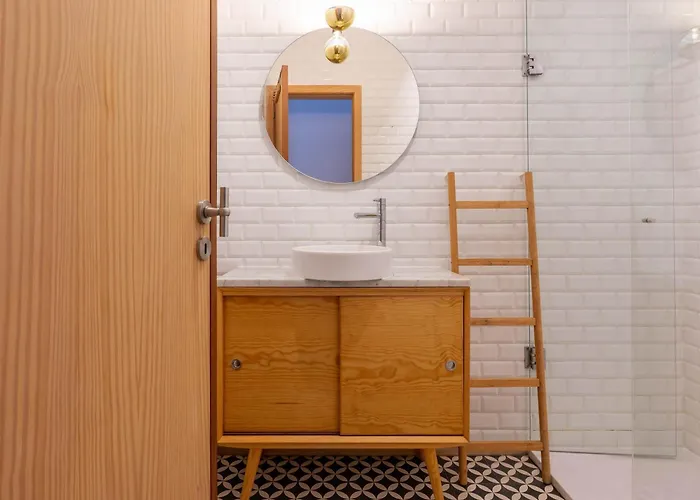 Light-filled Cedofeita By Hostwise *