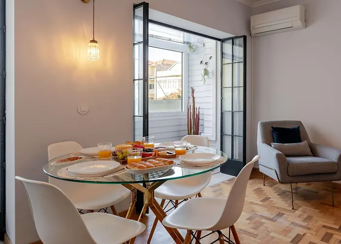 Light-filled Cedofeita By Hostwise *