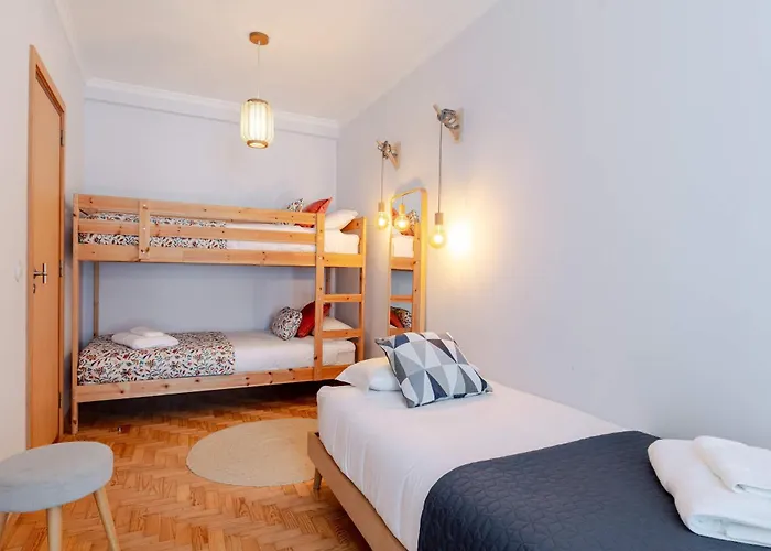 Light-filled Cedofeita By Hostwise *