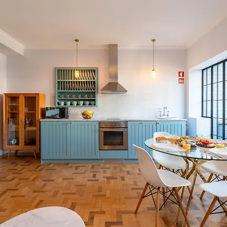 Light-filled Cedofeita By Hostwise