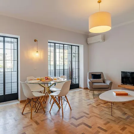 Light-filled Cedofeita By Hostwise Porto