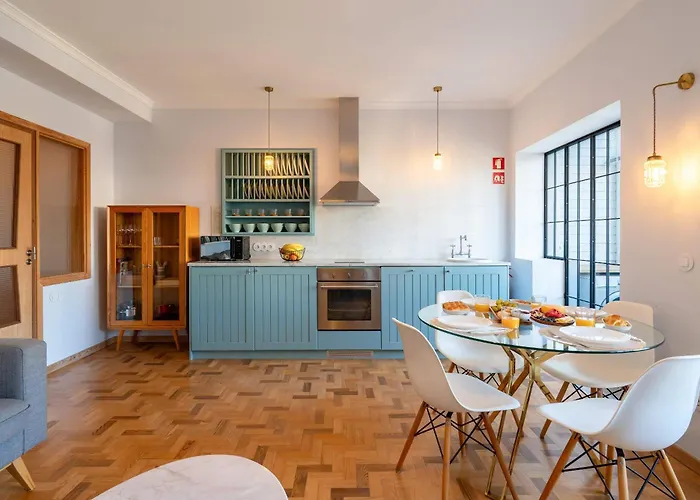 Light-filled Cedofeita By Hostwise