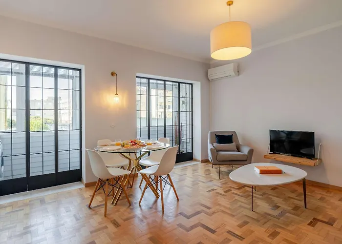 Light-filled Cedofeita By Hostwise Porto