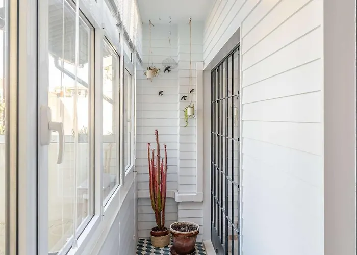 Light-filled Cedofeita By Hostwise Porto