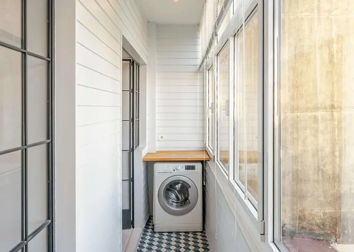 Light-filled Cedofeita By Hostwise *